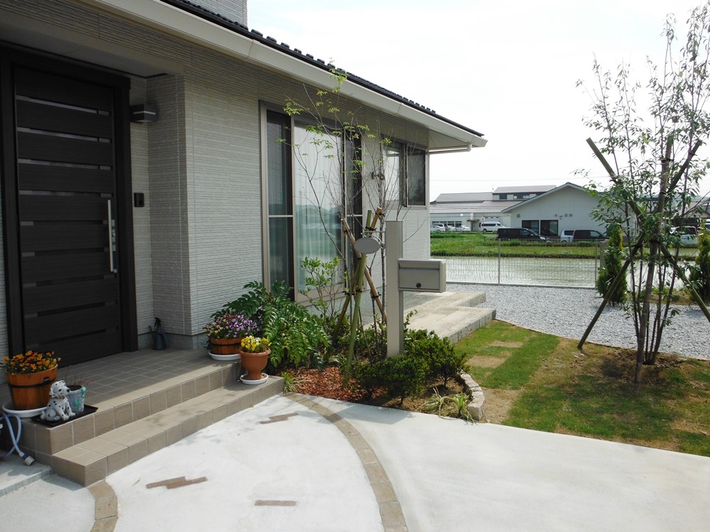 郡山市　新築外構 アプローチ　門柱　植栽