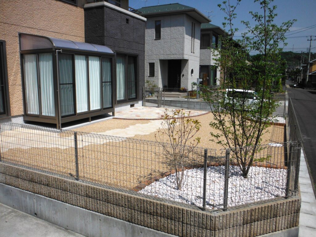 雑草が生えにくい樹脂舗装の明るいお庭　郡山市Ｈ様邸