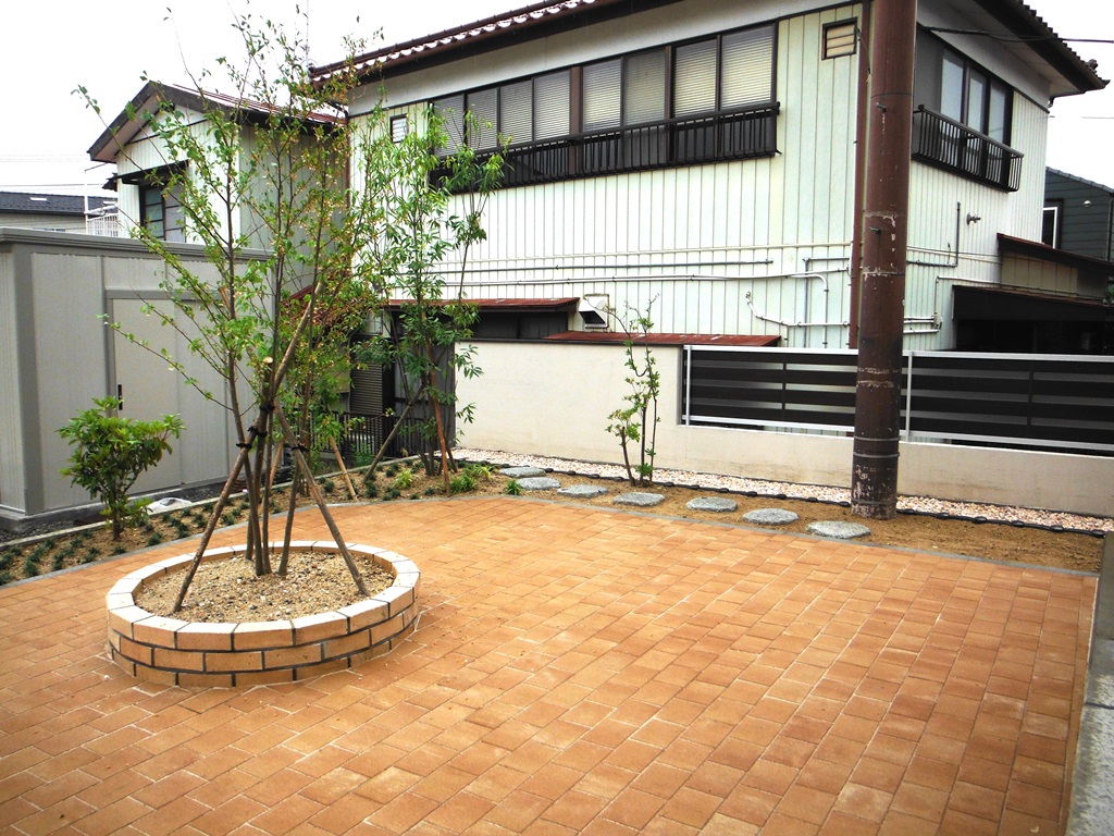 郡山市　新築外構平板舗装　サークル花壇植栽