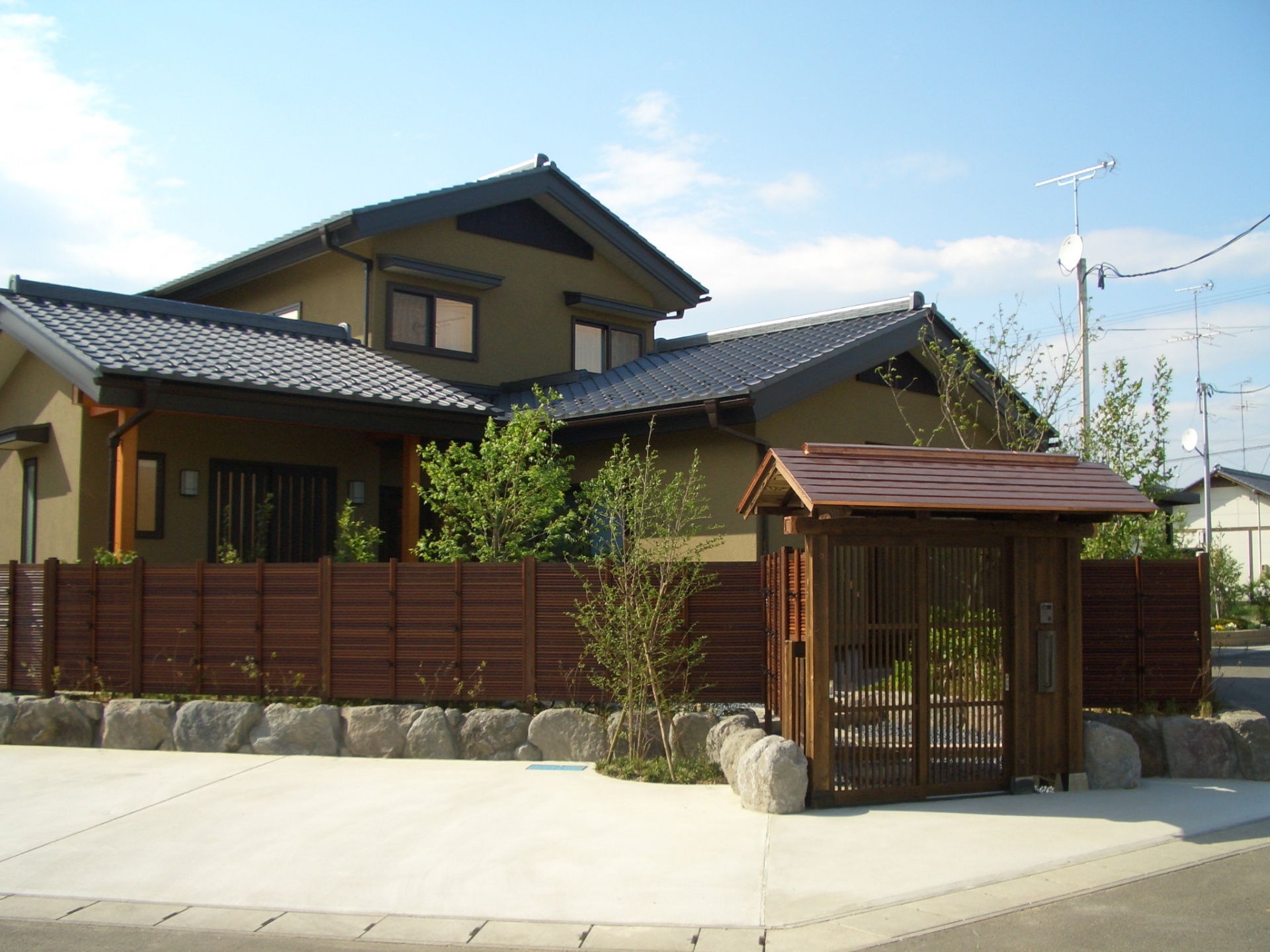 重厚感ある屋根付き門　（郡山市）