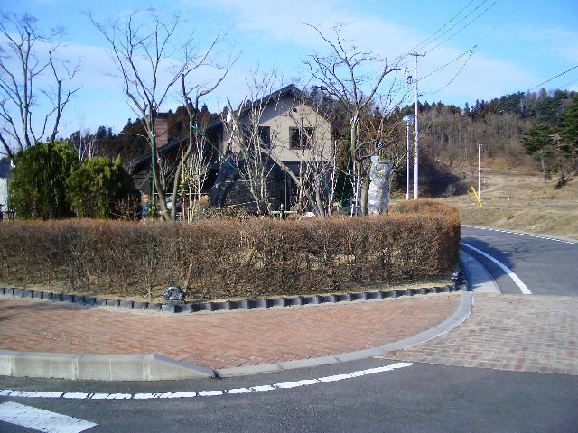 背景に溶け込んだ自然な造園（須賀川市　Ｓ様邸）