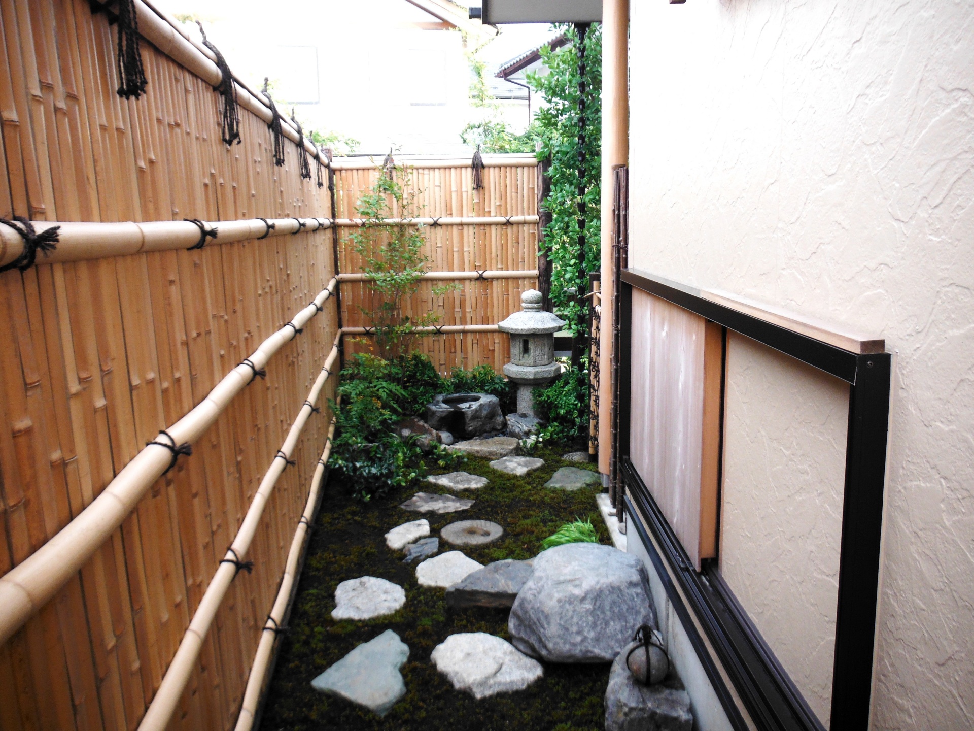 自然素材にこだわった、緑あふれる小さな露地　(須賀川市-S様邸)