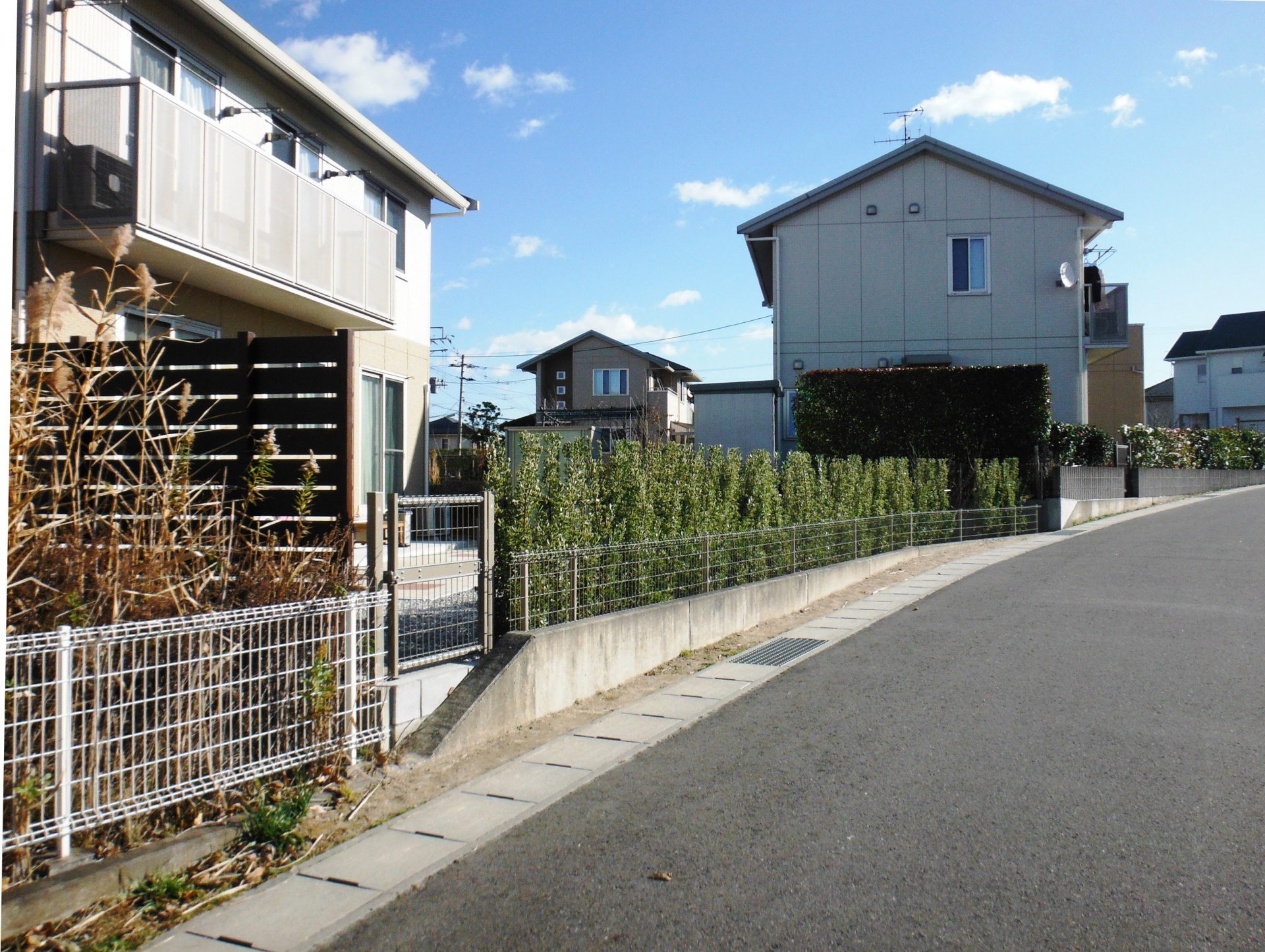 ギンマサキの生垣がきれいな御影砂利敷きの明るいお庭　(郡山市-I様邸)