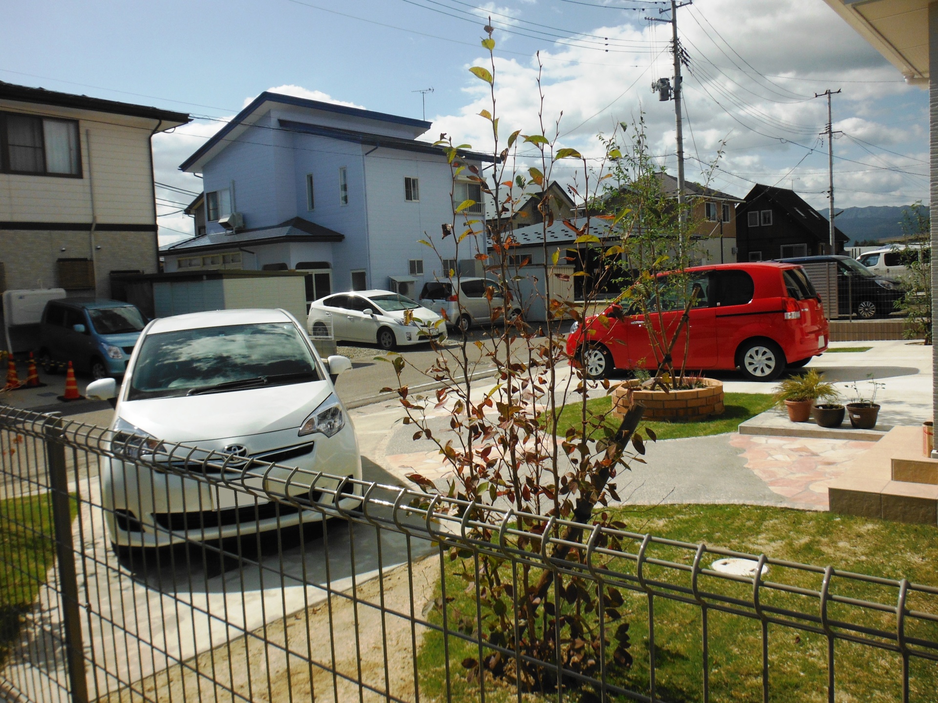 駐車場とアプローチが合わさったフロントガーデン　(会津若松市-U様邸)