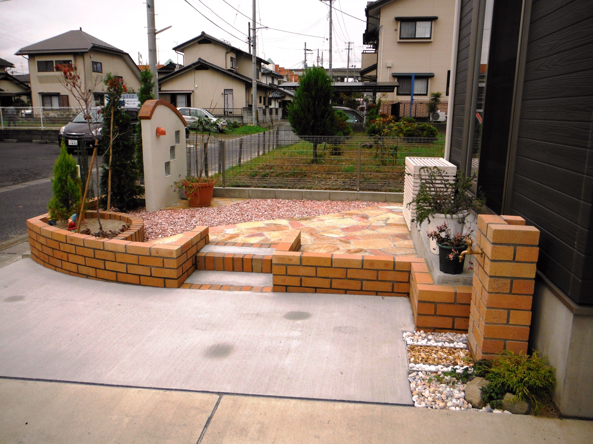 駐車場の一角に現れたかわいいお庭　(郡山市-S様邸)