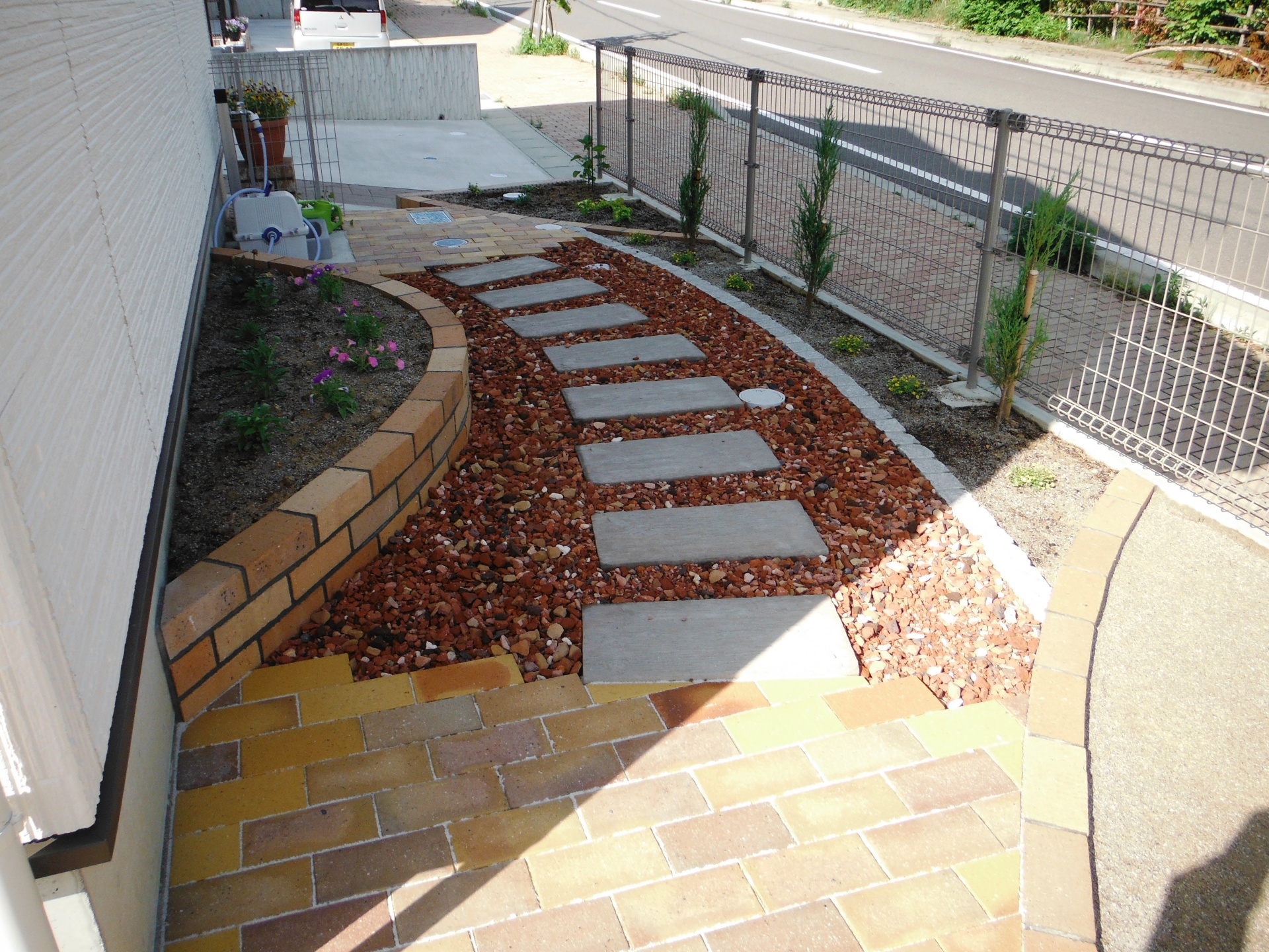 芝生の広場へとつながる園路　郡山市Ｋ様邸