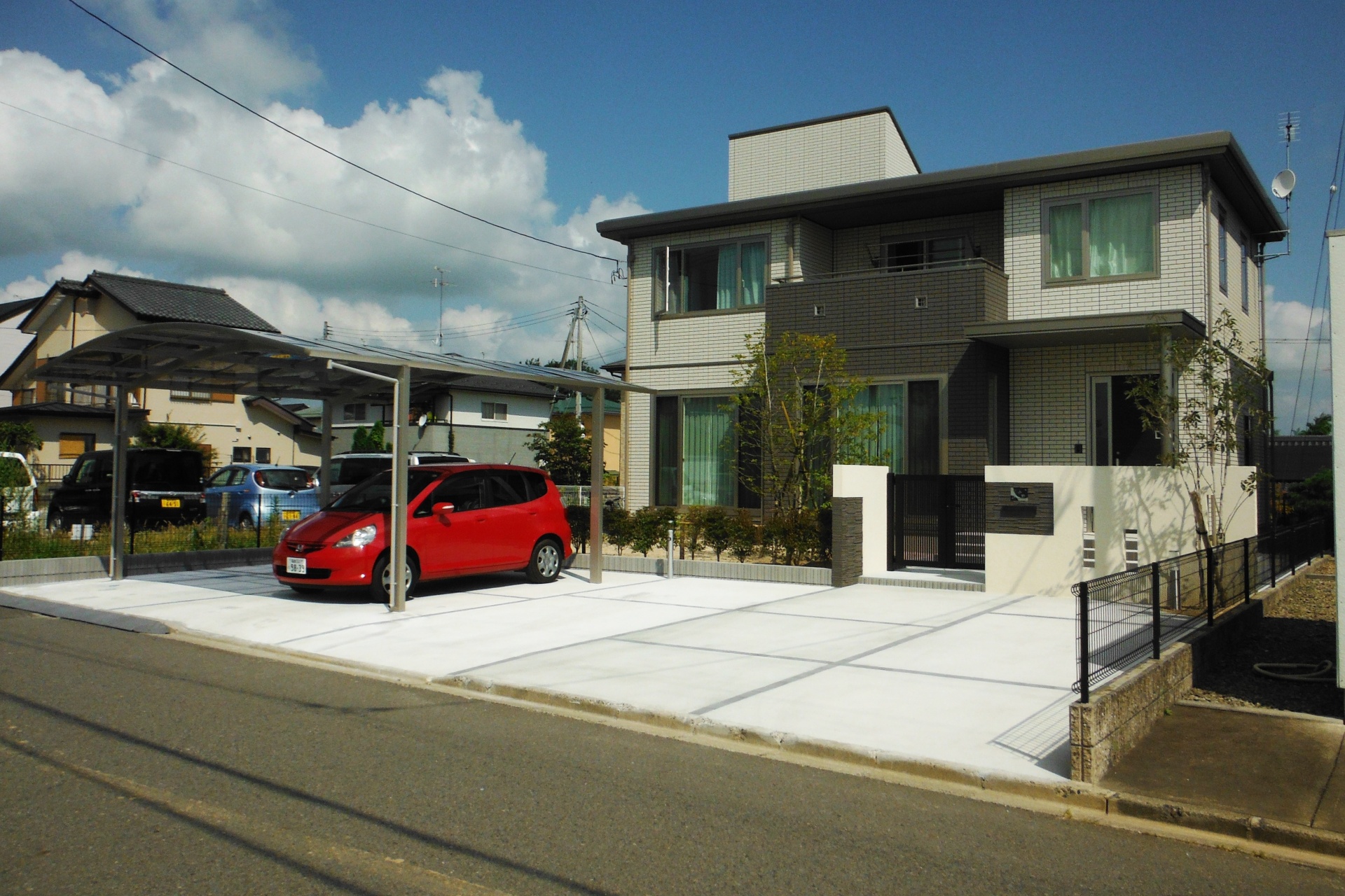 広い駐車場のあるシンプルモダンな外構　(郡山市-O様邸)