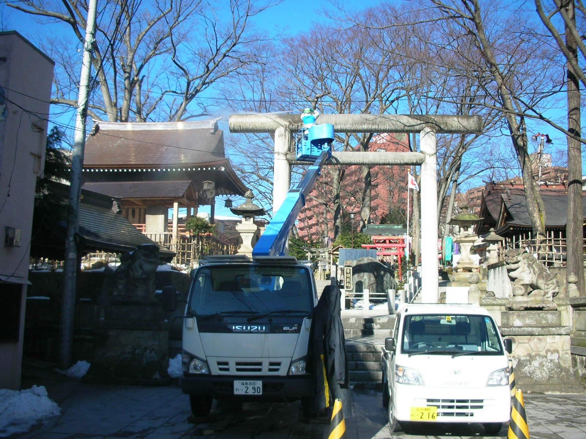 鳥居の清掃（郡山市）