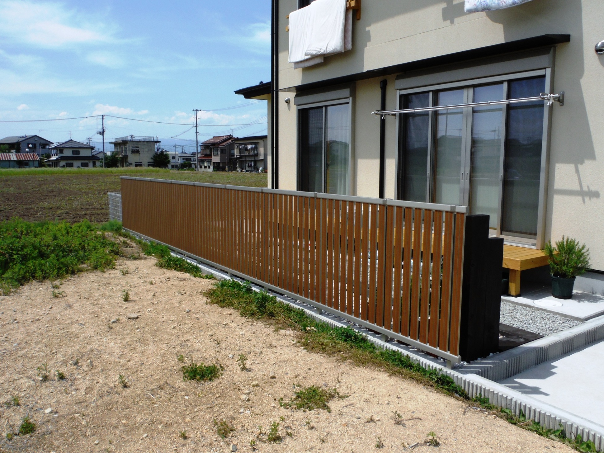 枕木で仕切ったオシャレな砂利敷きのお庭(郡山市-K様邸)