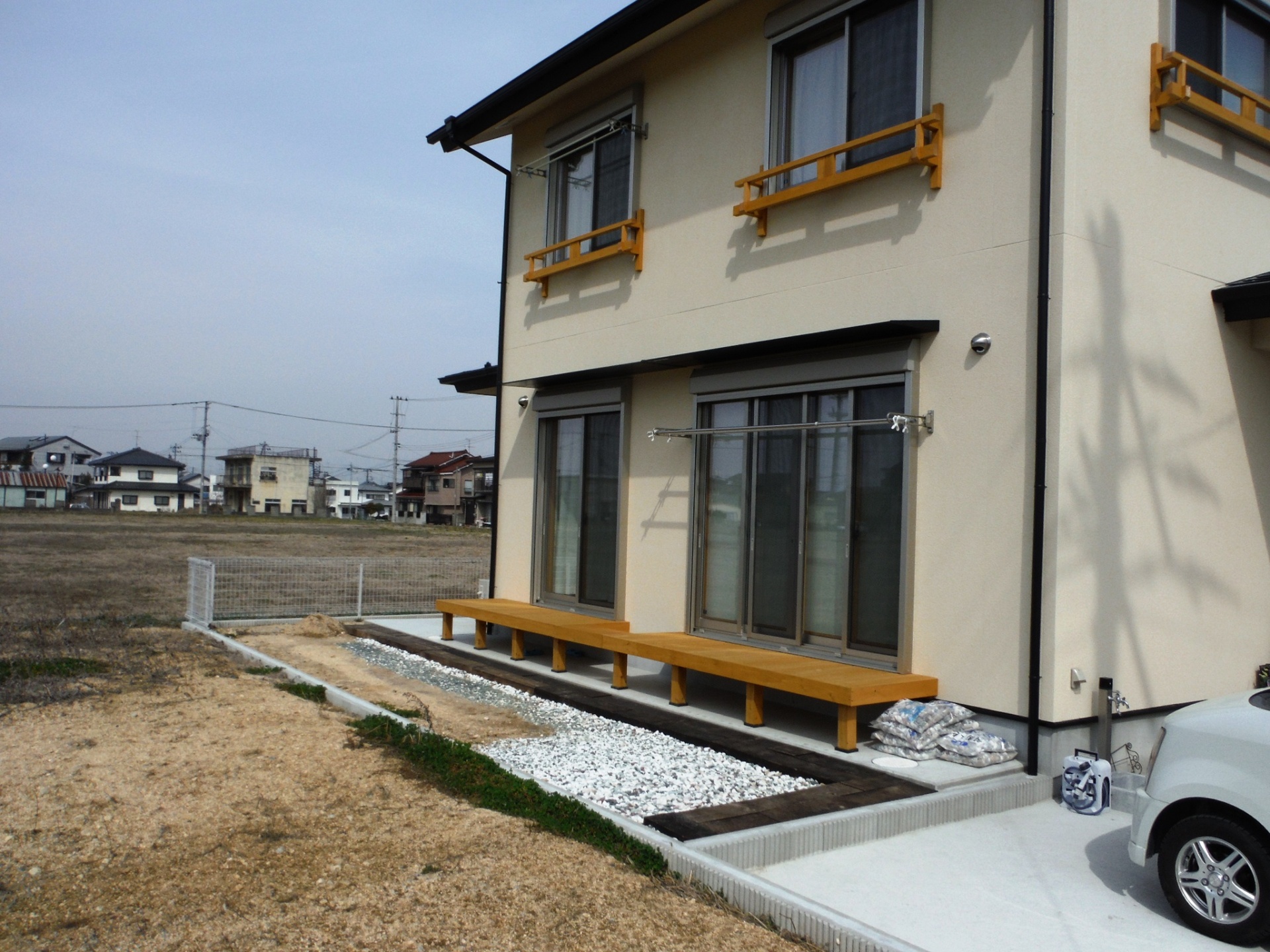 枕木で仕切ったオシャレな砂利敷きのお庭(郡山市-K様邸)