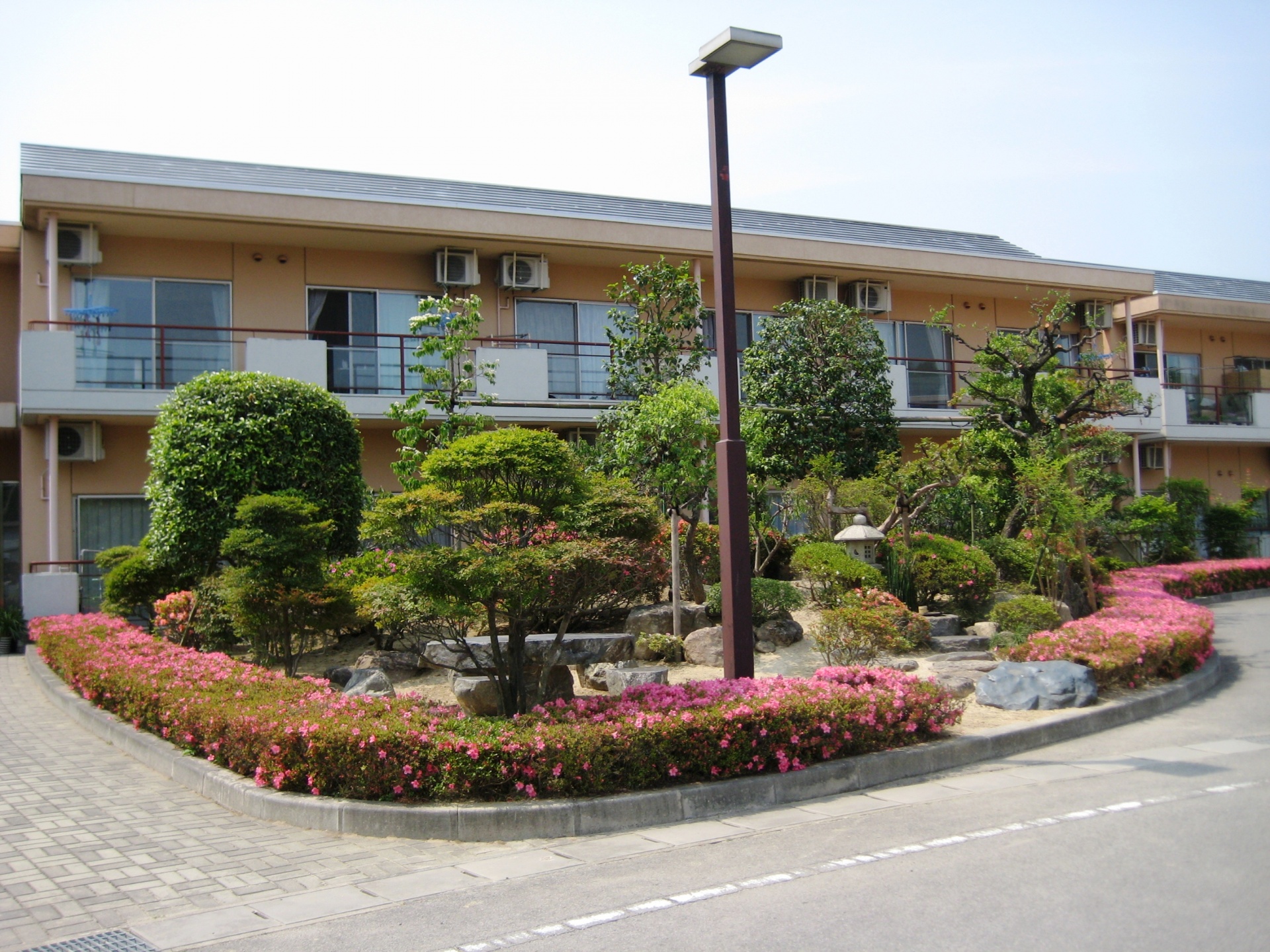 全て移植でまとめた和風庭園（郡山市　ケアハウス光の森）