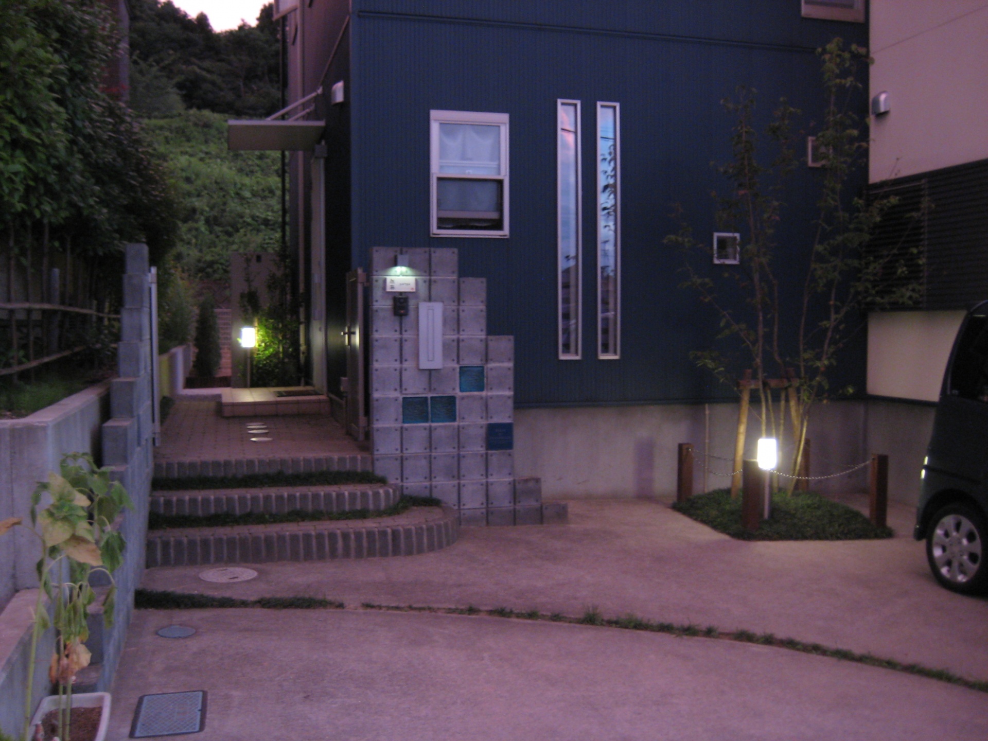樹木を背景に門周りを夜温かく迎えます　須賀川市Ｓ様邸