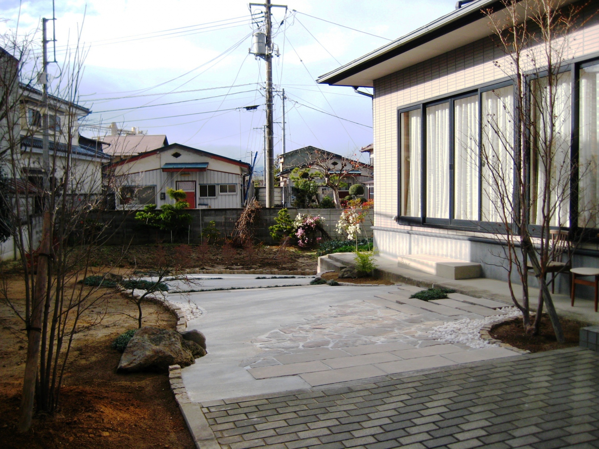 無機質さを解消したコンクリート園路（郡山市 S様邸）