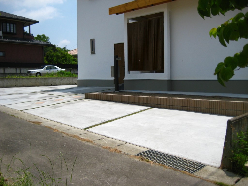 駐車スペースをコンクリートでシンプルに整備（須賀川市　Ｉ様邸）