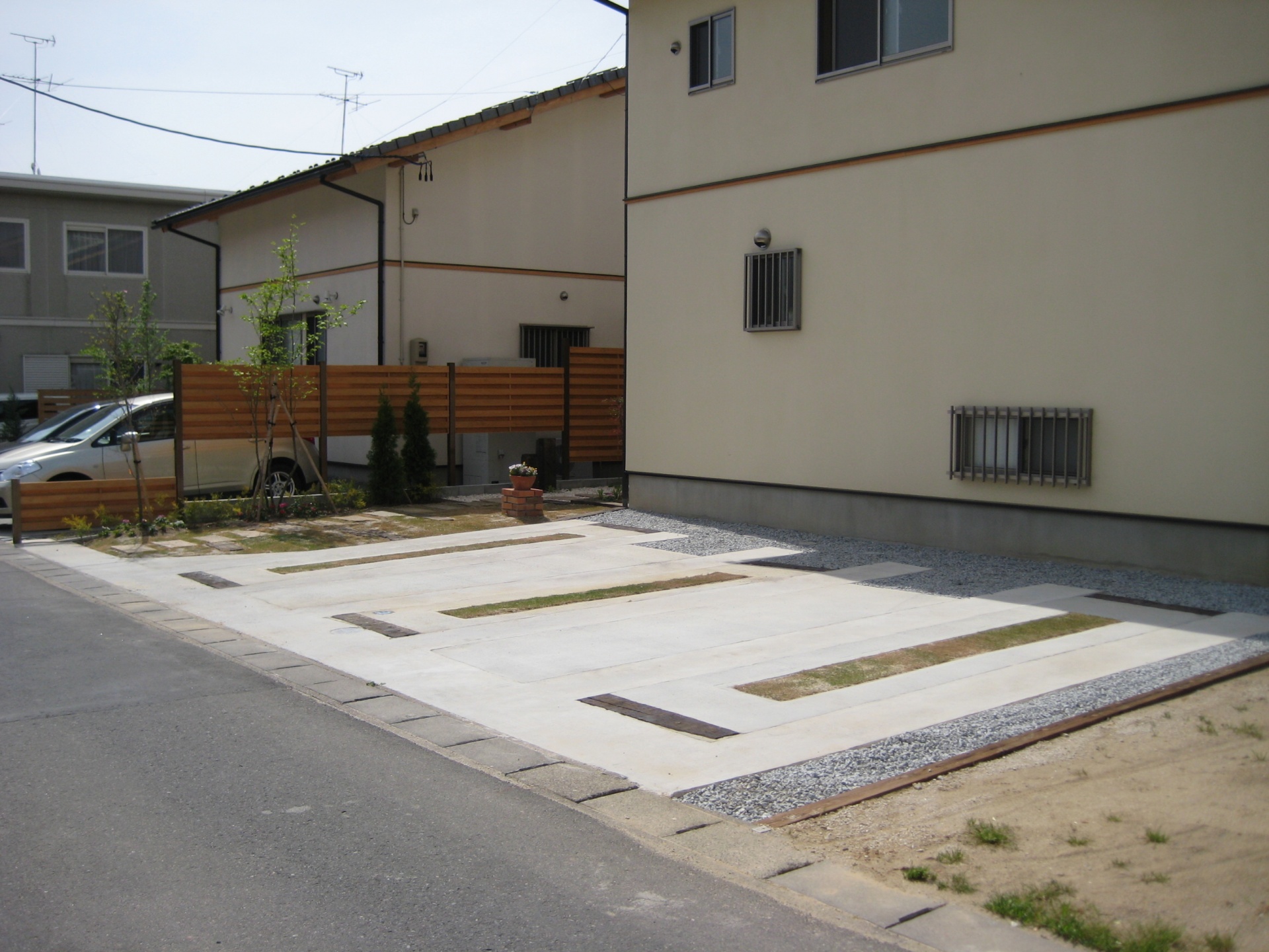 目隠しを兼ねた植栽　（郡山市　K様邸）