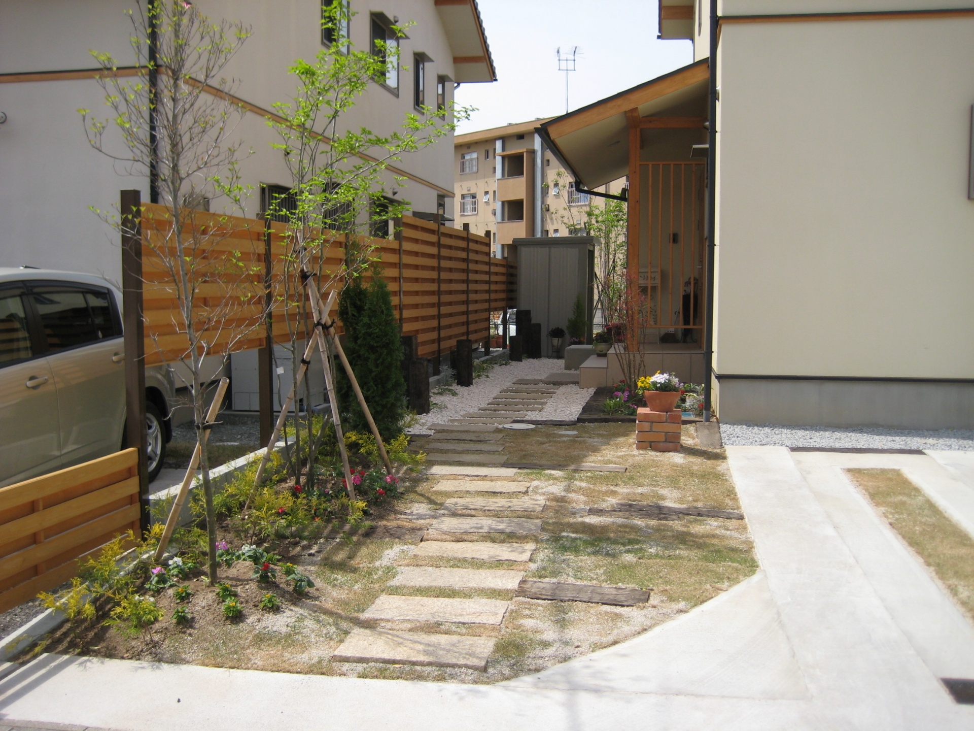 目隠しを兼ねた植栽　（郡山市　K様邸）