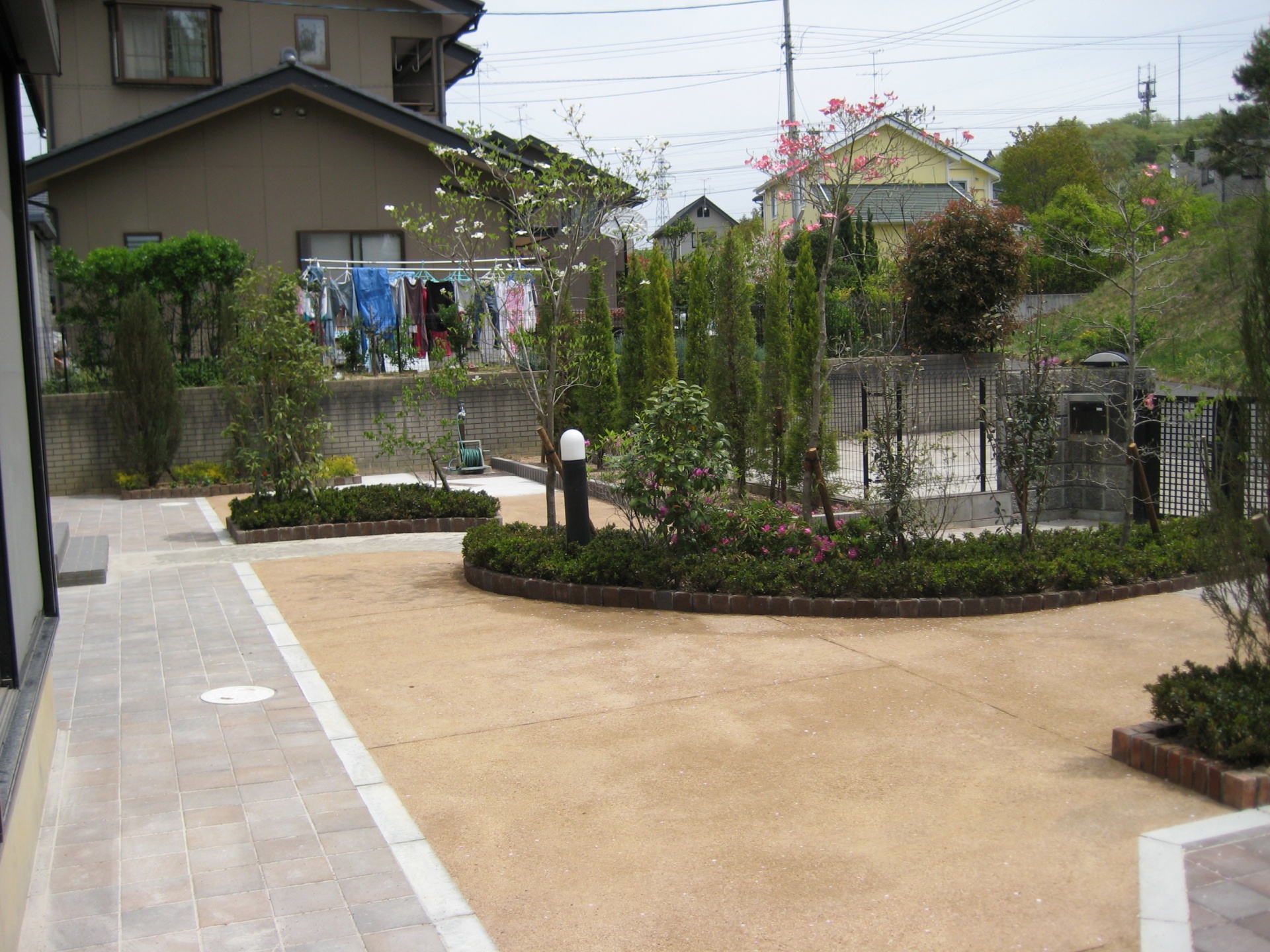 公園風の緩やかなS字方のアプローチガーデン　（郡山市　H様邸）