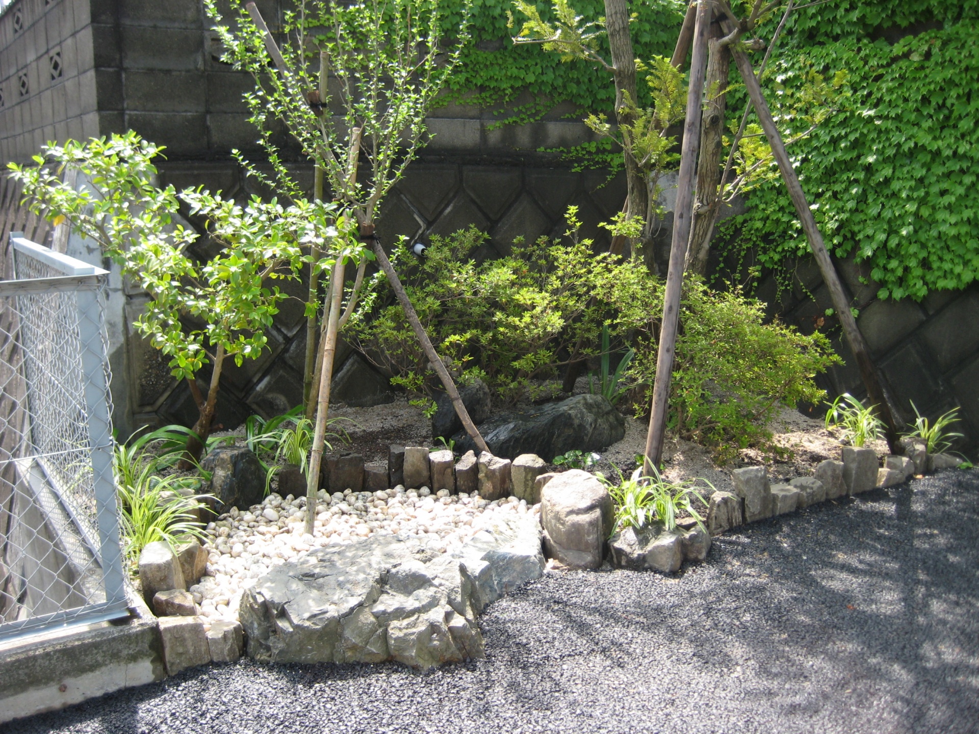 法面の土留めを兼ねた植栽　（郡山市）