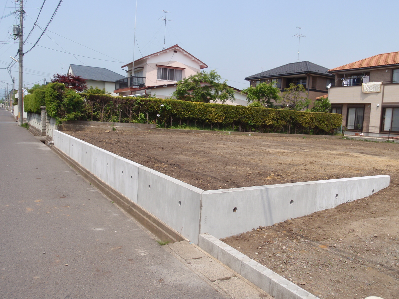 境界を分けるフェンスと土の流れを意識した擁壁（郡山市　Ｉ様邸）