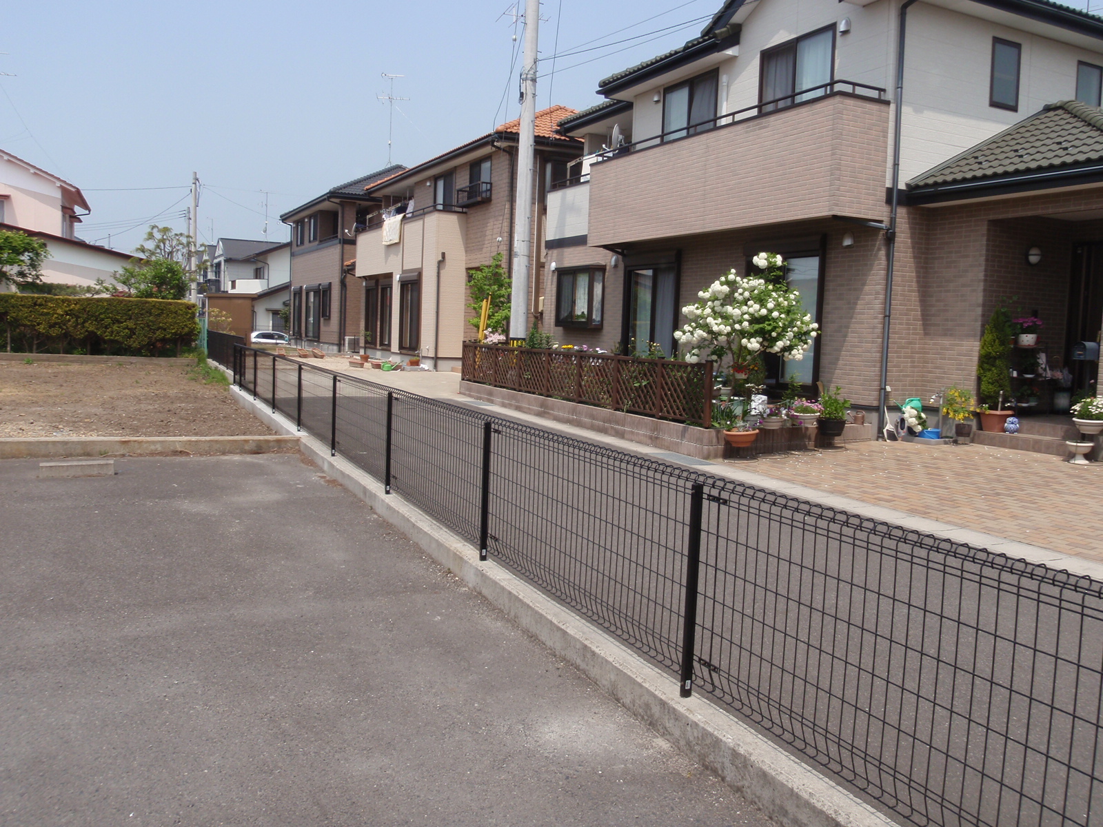 境界を分けるフェンスと土の流れを意識した擁壁（郡山市　Ｉ様邸）