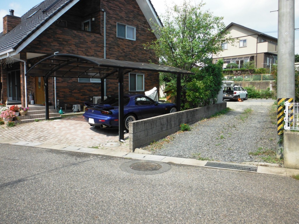 駐車場を拡大し、２台分のガレージでゆったり広々な車庫まわり(郡山市-H様邸)