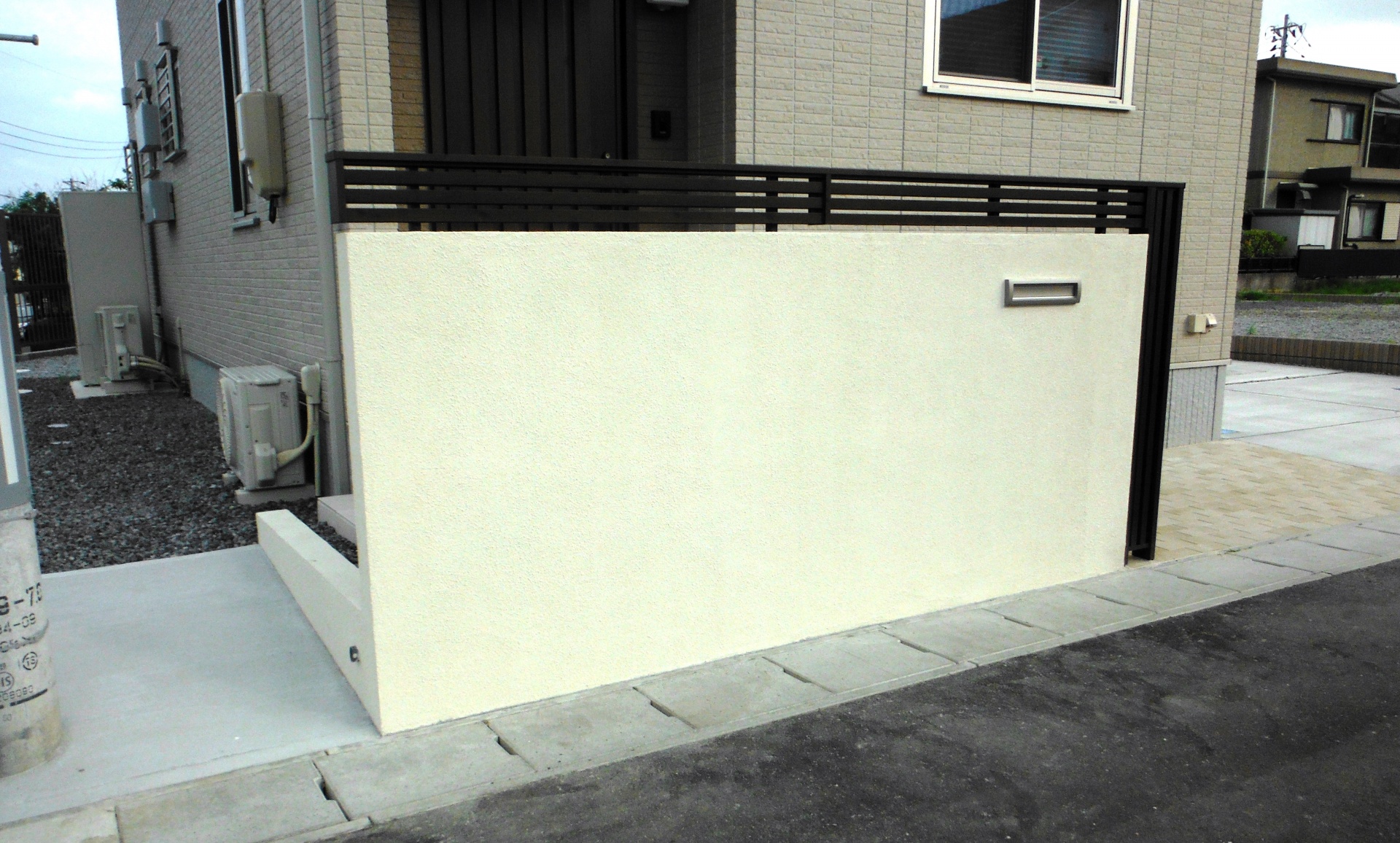 木調フェンスと組み合わせた塗り壁門塀　(郡山市-Ｋ様邸)