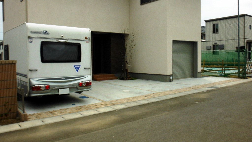 ピンコロ舗装の引き立つシンプルなコンクリート駐車場(郡山市-S様邸)