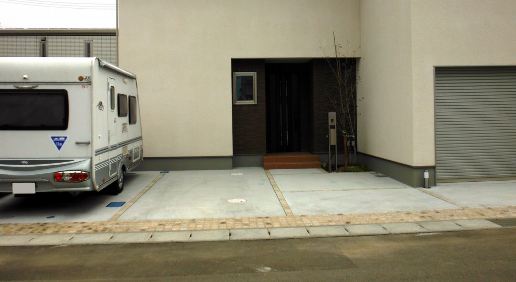 ピンコロ舗装の引き立つシンプルなコンクリート駐車場(郡山市-S様邸)