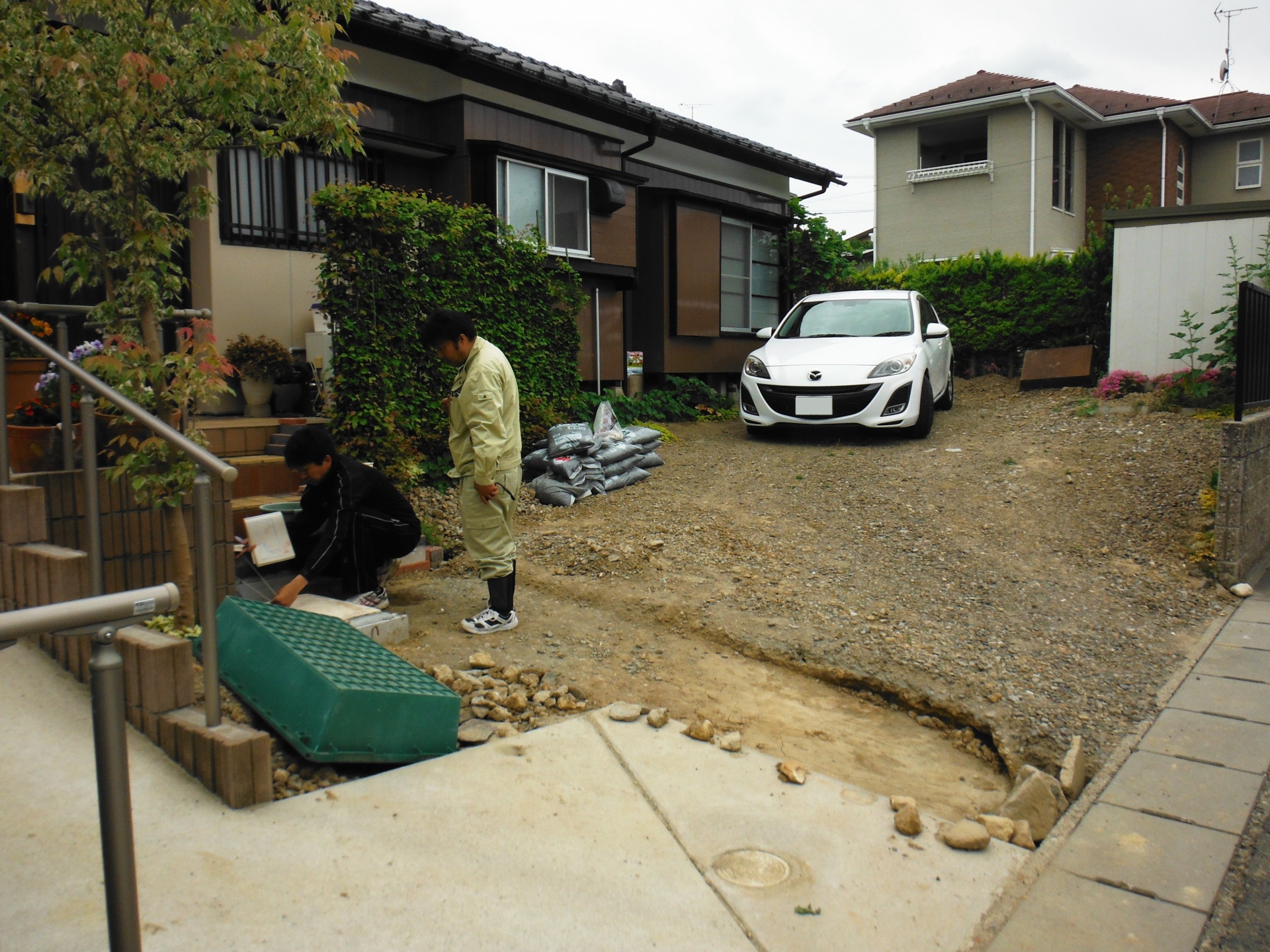 敷砂利駐車場とコンクリート舗装でスッキリと！　(郡山市-Ｉ様邸)