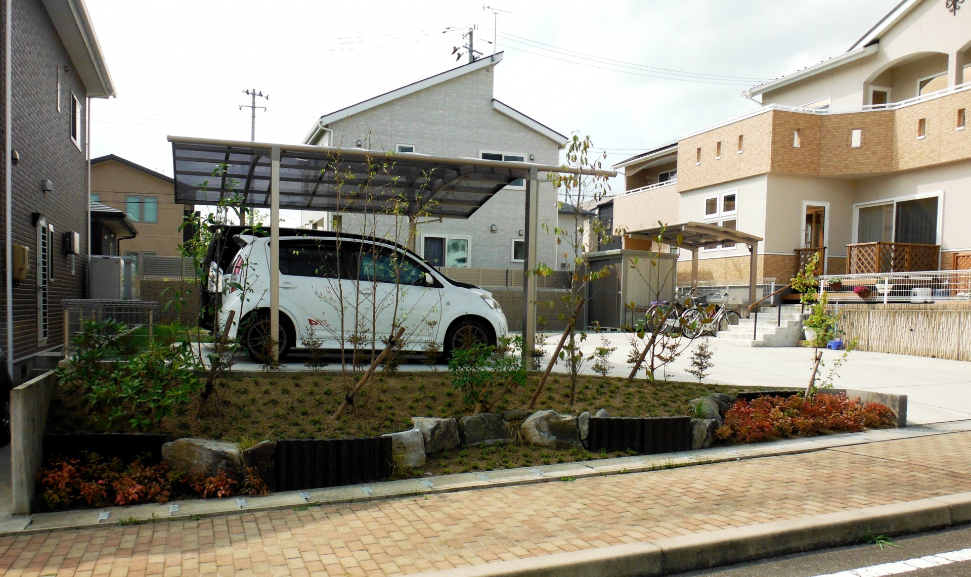 花と緑に囲まれた季節の移ろいを感じれる植栽　（郡山市-S様邸）