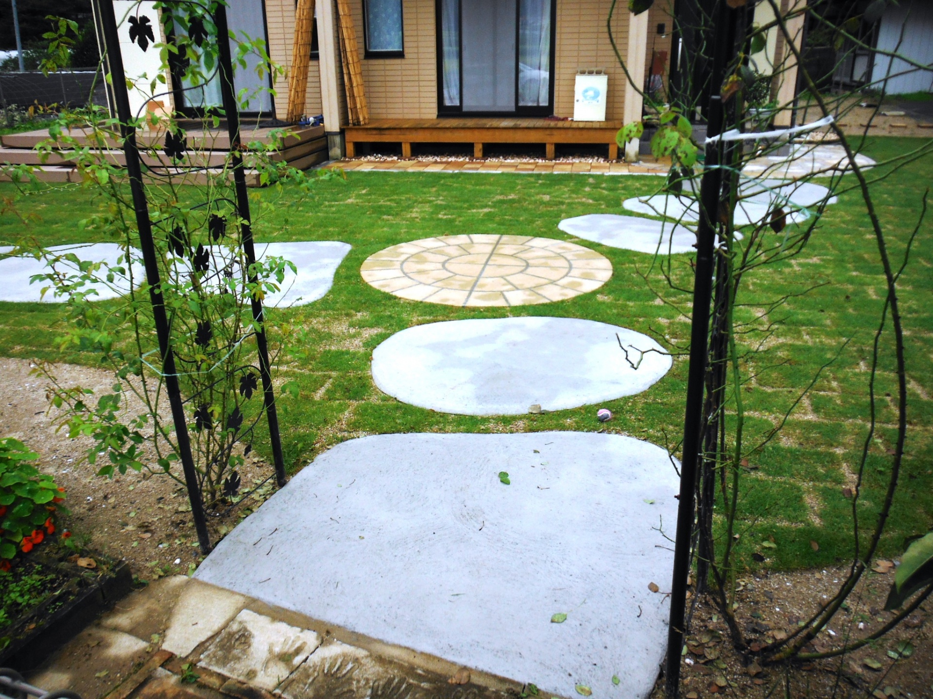 Ｎｅｗ！　芝生と角がないコンクリートが優しい印象を与えるお庭　(田村市内-Ｓ様邸)