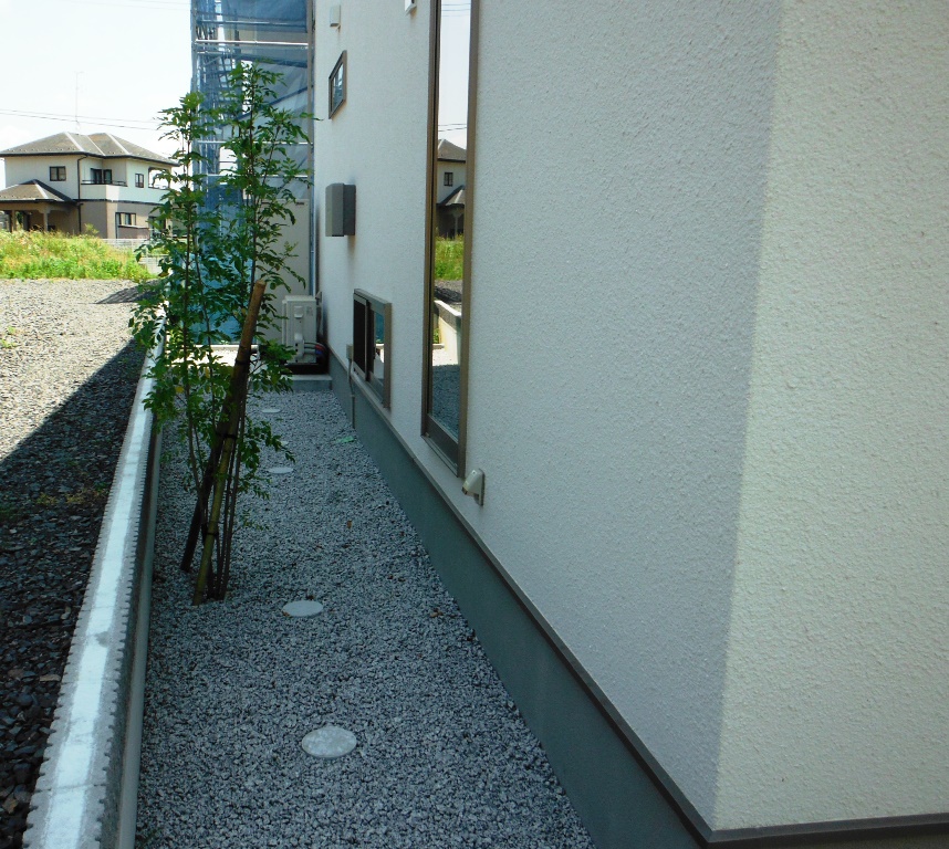 和室前植栽目隠し