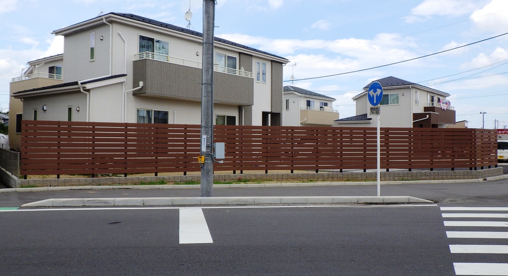 木調フェンスのあたたかみのある目隠し　郡山市Ａ様邸