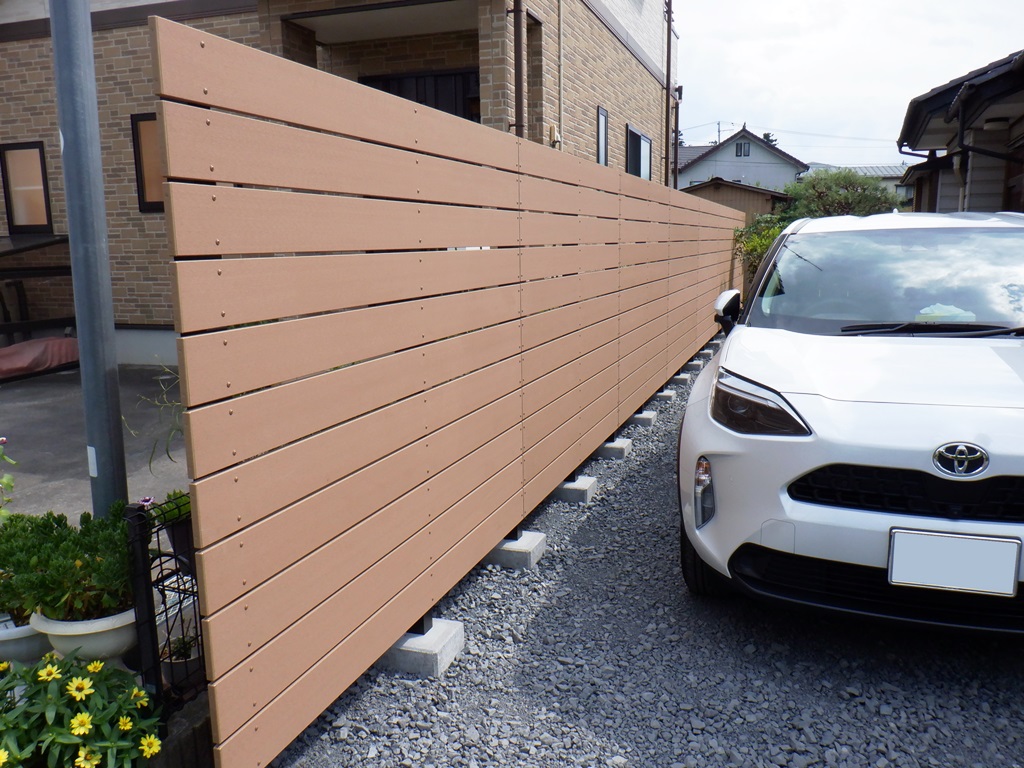 目隠しフェンス　駐車場砕石敷き