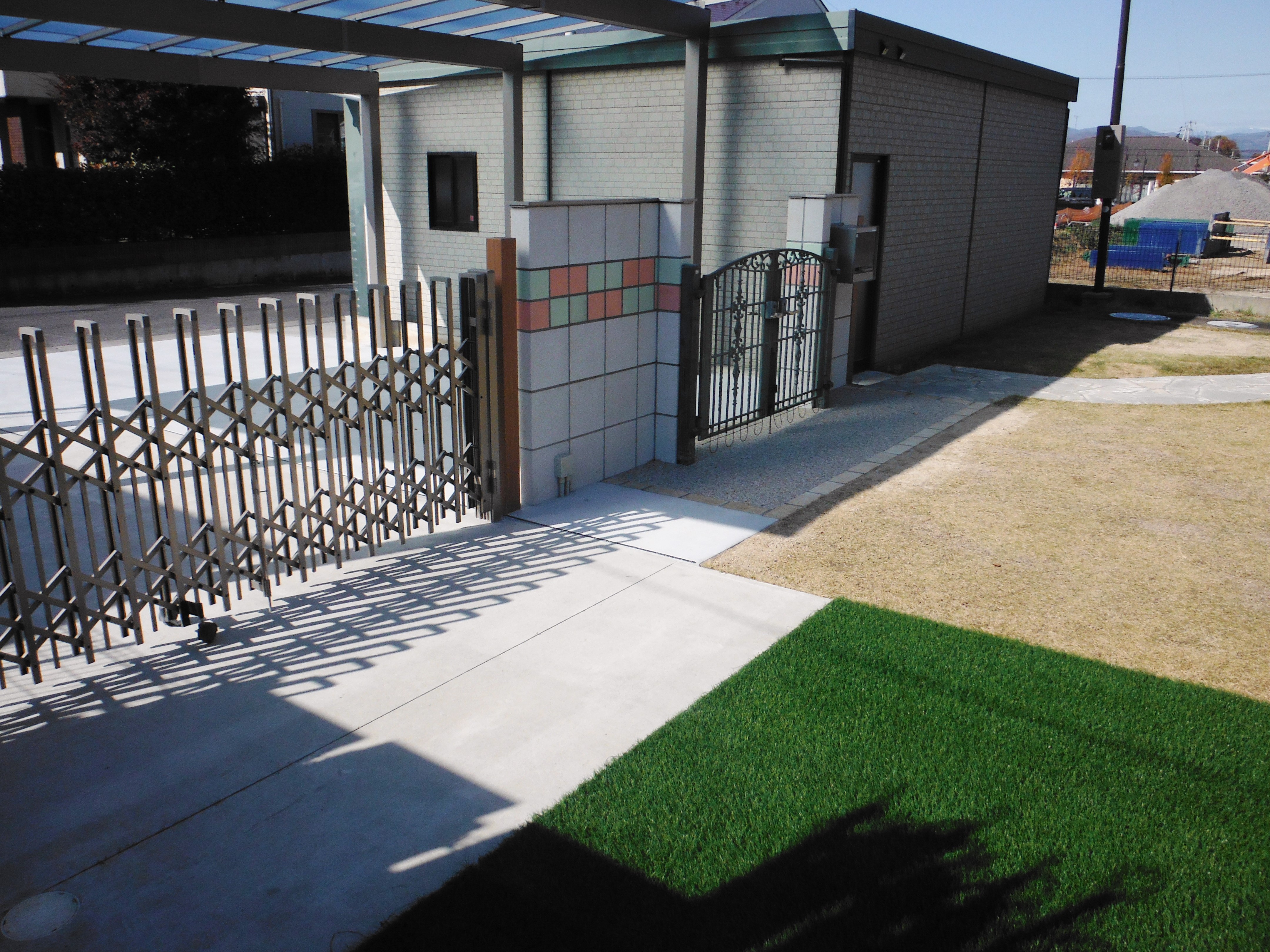 枕木と塗り壁の門塀のあるエクステリア 郡山市I様邸