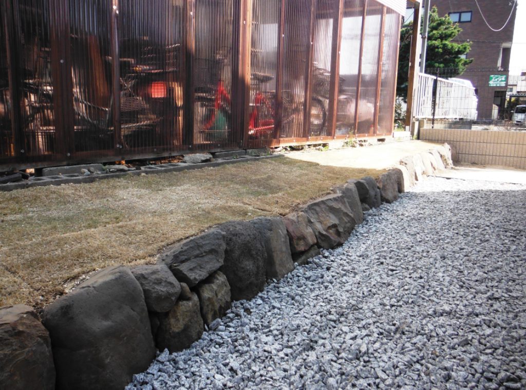 石積み土留め　芝張り