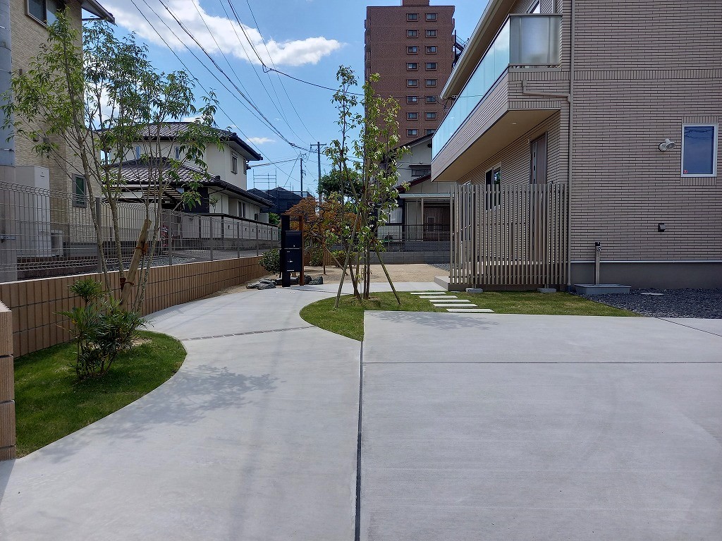 緑のある曲線アプローチ　郡山市T様邸