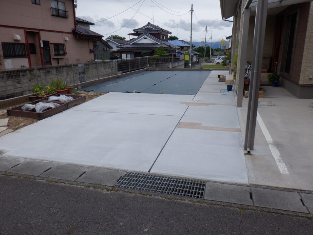 ポイントのあるアプローチ延長と駐車場拡張　郡山市I様邸