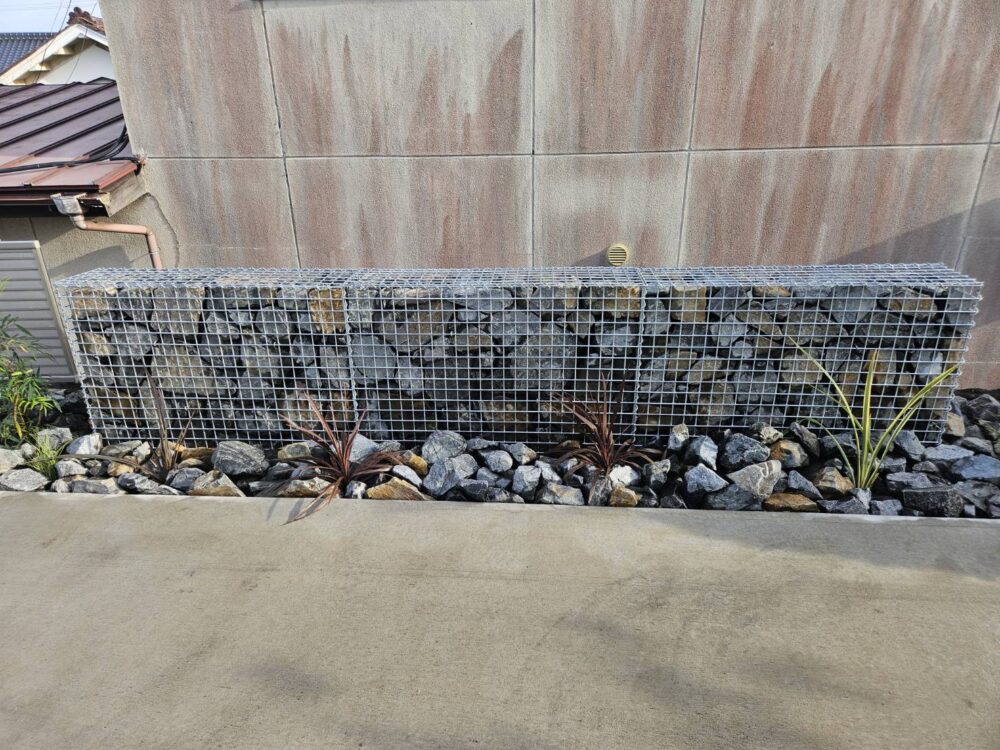 石積みのようなｵﾌﾞｼﾞｪのあるお庭