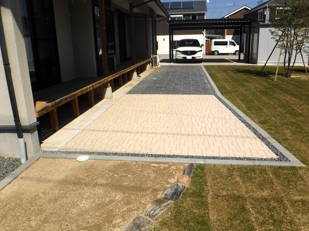 郡山市　庭まわり　テラス　床面塗材　タイル張り