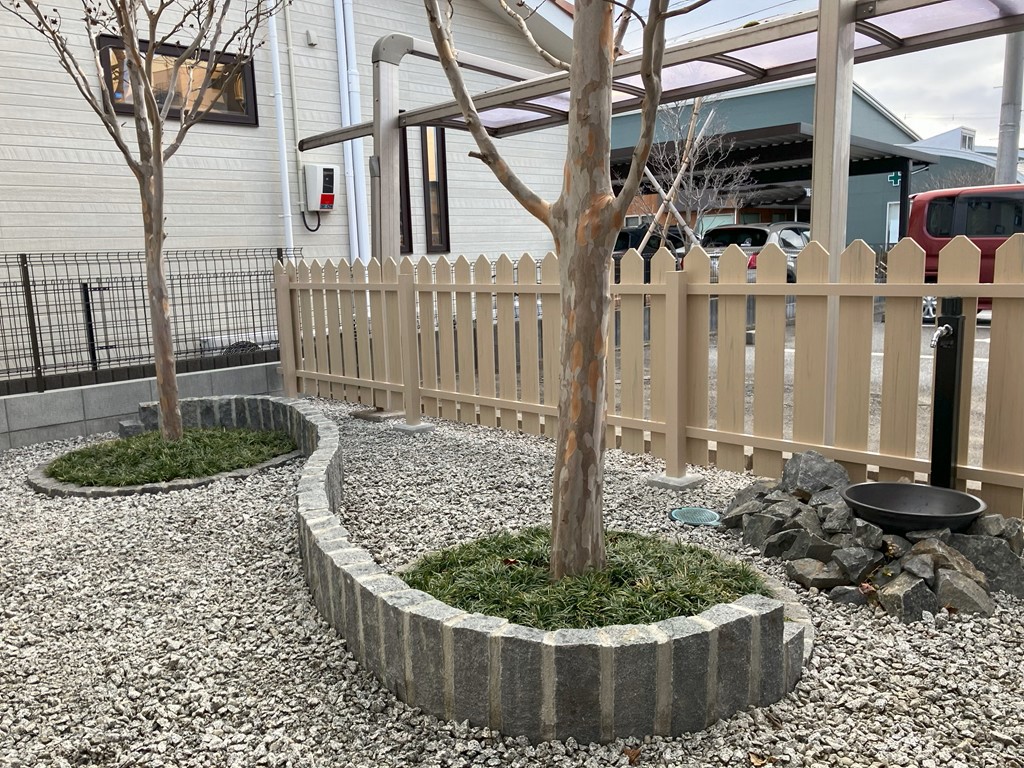 割栗石と植栽が魅せるガーデンリフォーム　郡山市Ｋクリニック 様