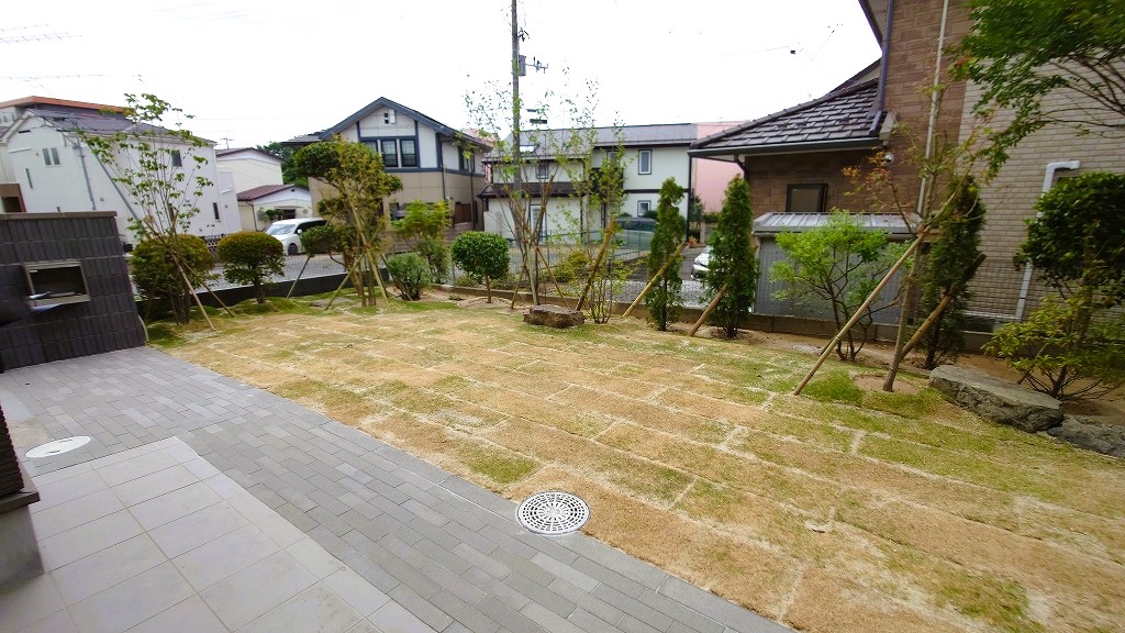 郡山市　ガーデンリフォーム工事　植栽　芝張り　アプローチ