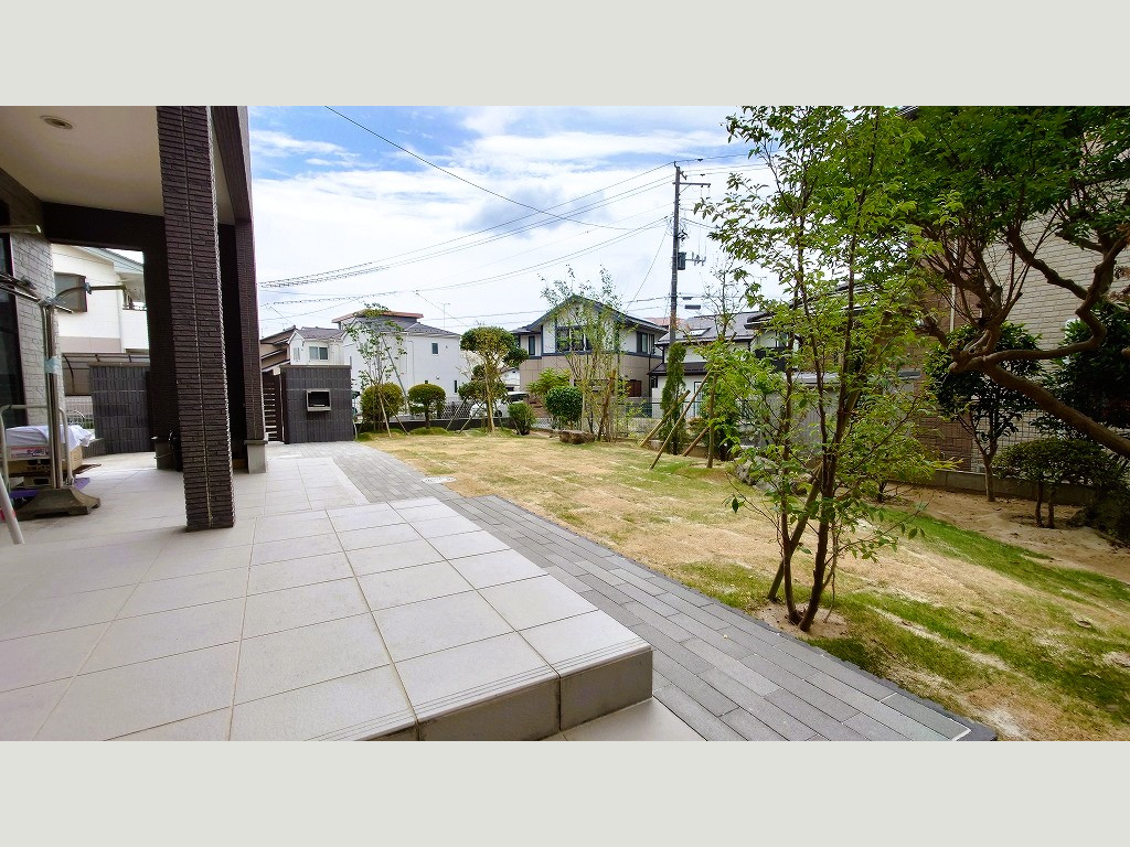 植栽の緑が囲う、段差を解消した芝張りの庭まわりに　郡山市Ｎ様邸