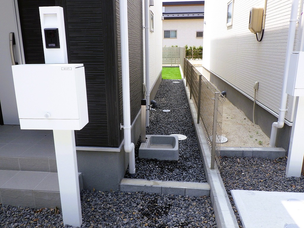 郡山市　新築　外構工事　境界フェンス　家まわり砂利敷き