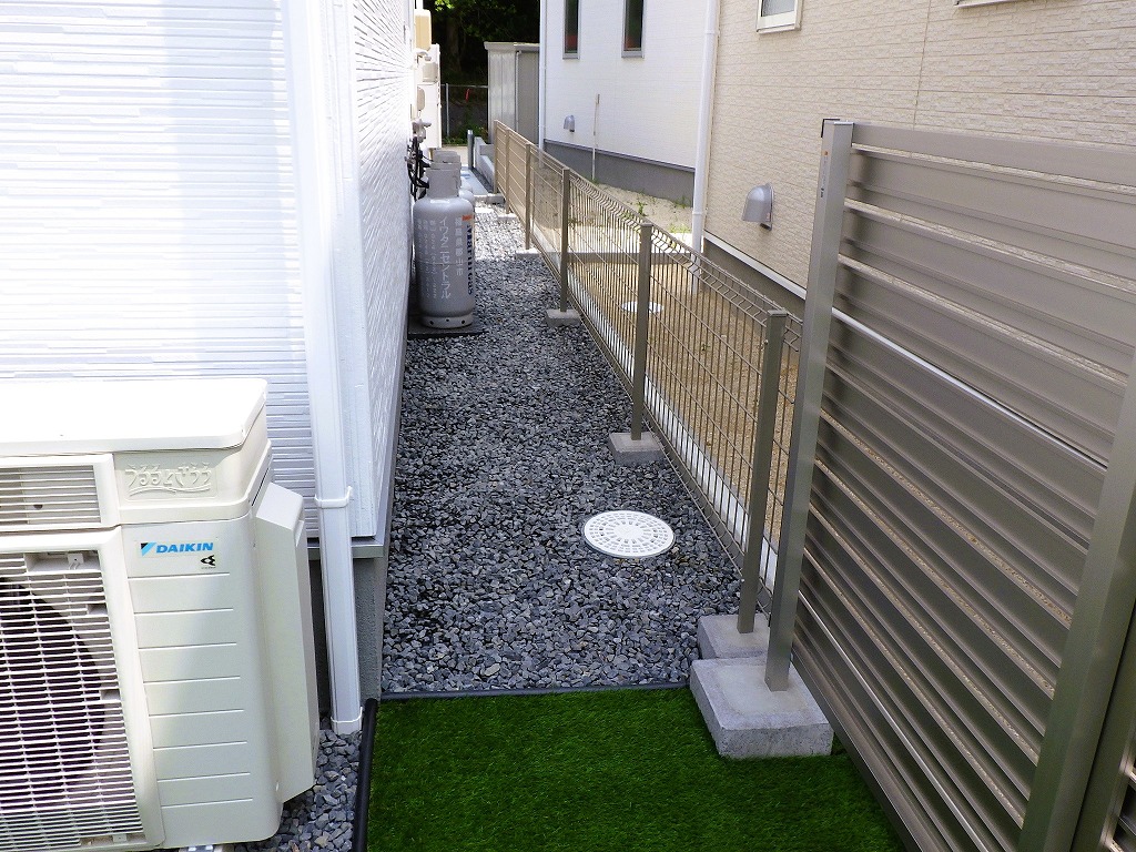 郡山市　外構　新築工事　家まわり砂利敷き　境界フェンス