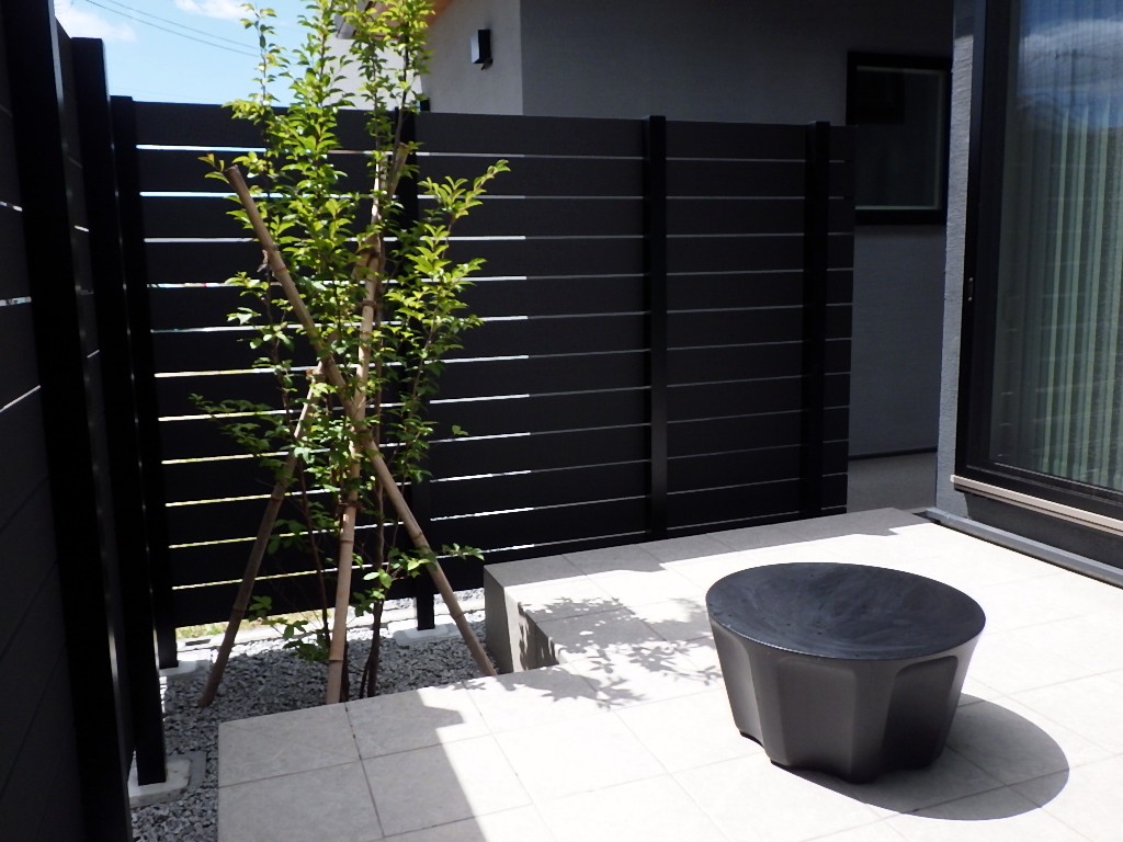 新築外構工事　庭まわり　目隠し　植栽