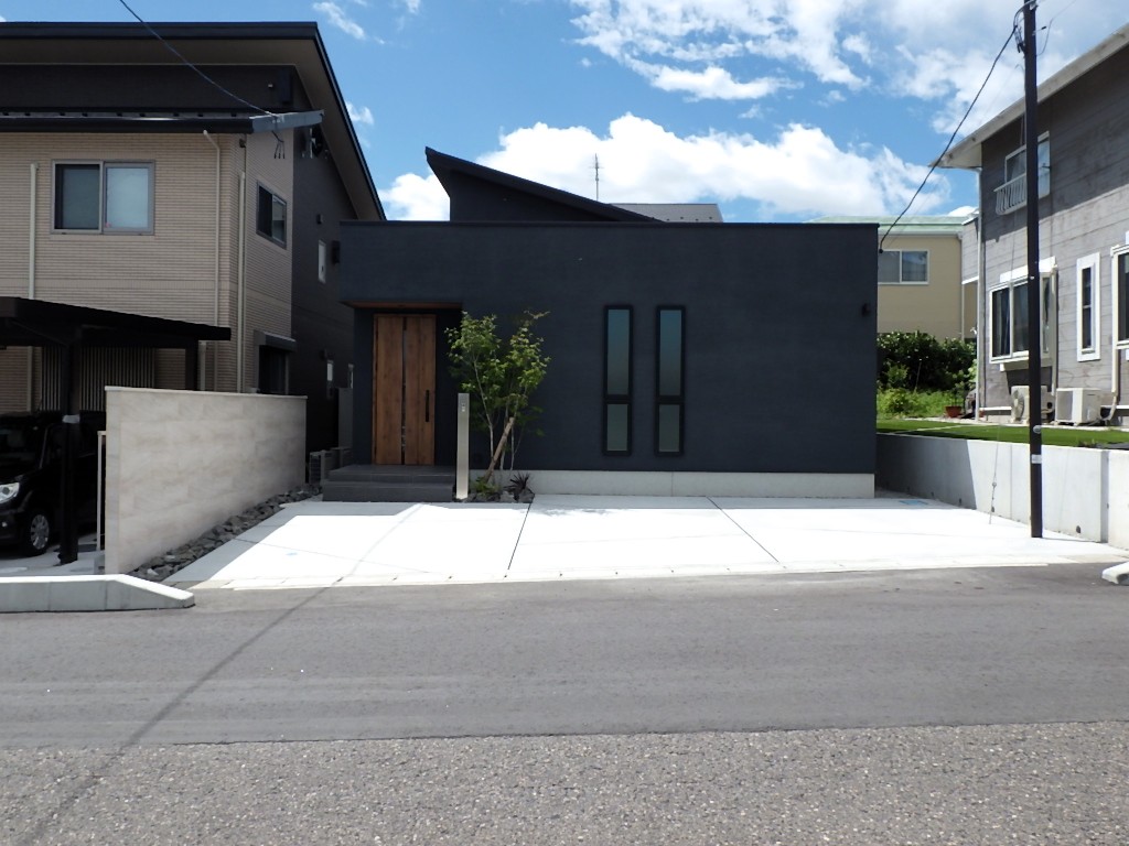 郡山市　新築外構工事　駐車場　玄関まわり　目隠し　植栽　ライティング