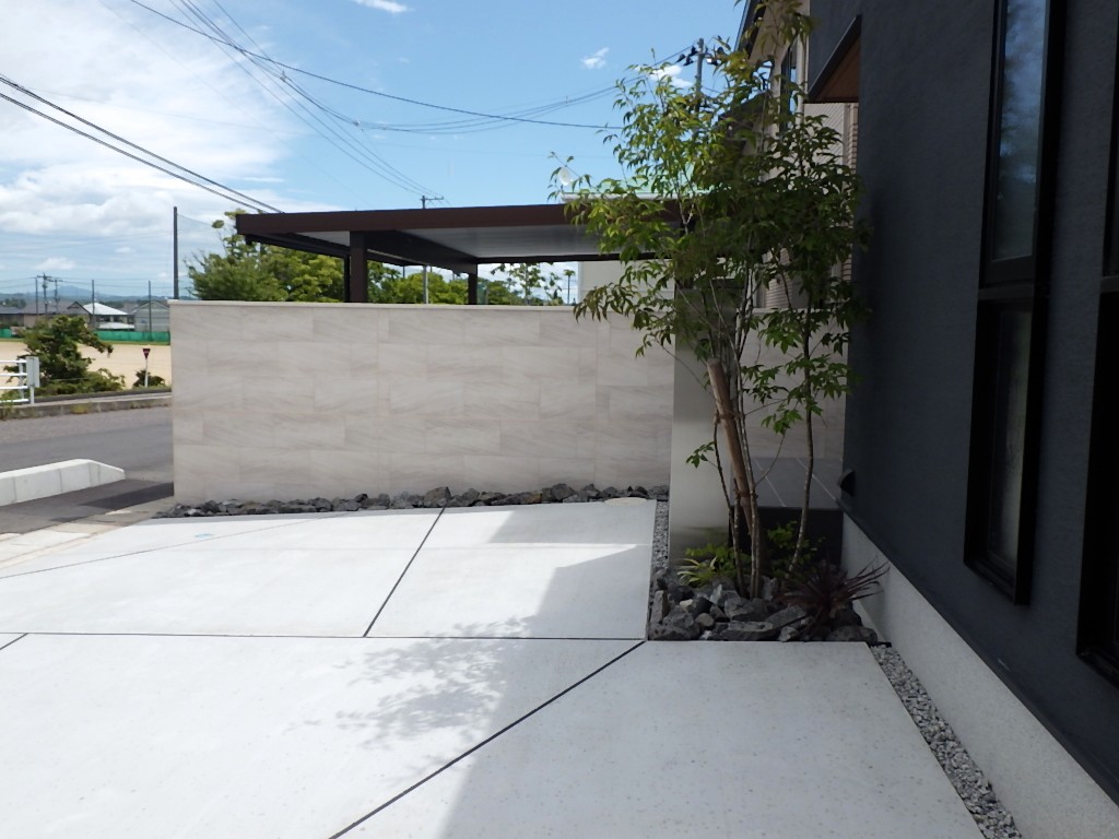 郡山市　新築外構工事　駐車場　玄関まわり　目隠し　植栽　ライティング