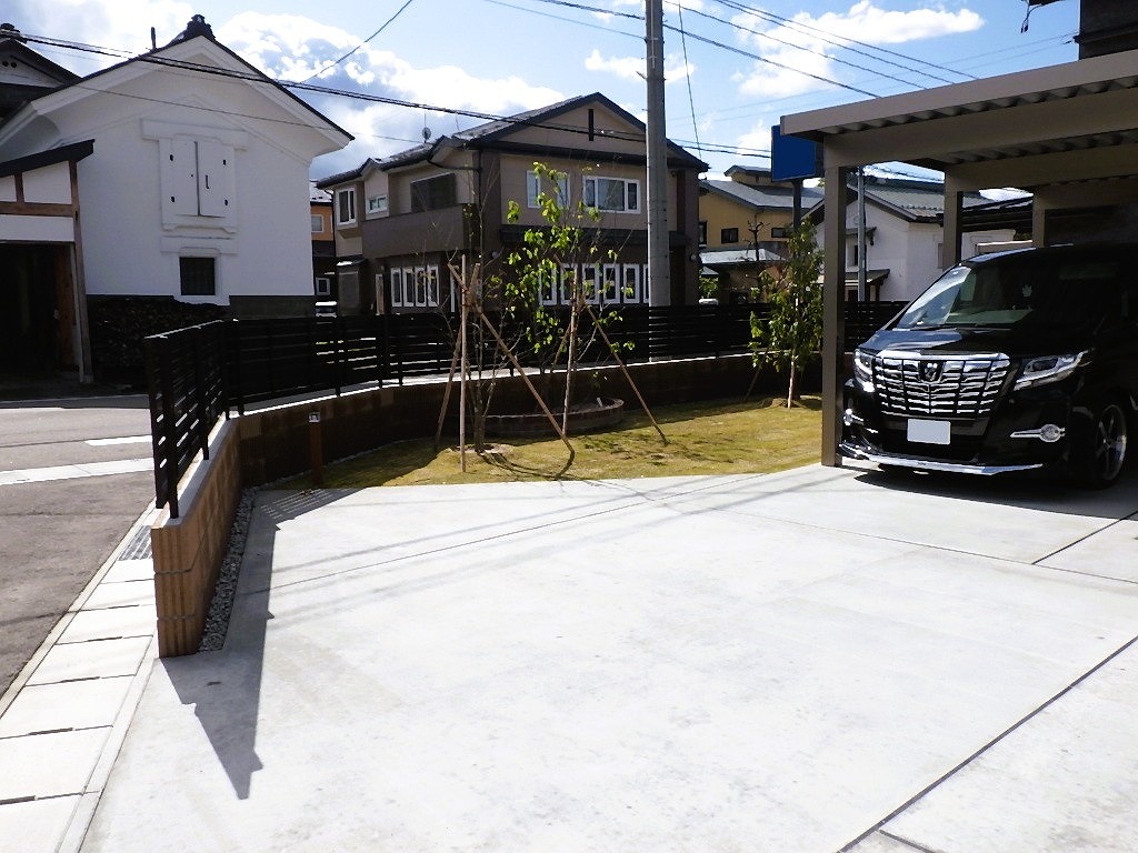 会津若松市　新築　外構工事　庭まわり　植栽　コウライ芝　レンガ花壇　照明　目隠しフェンス