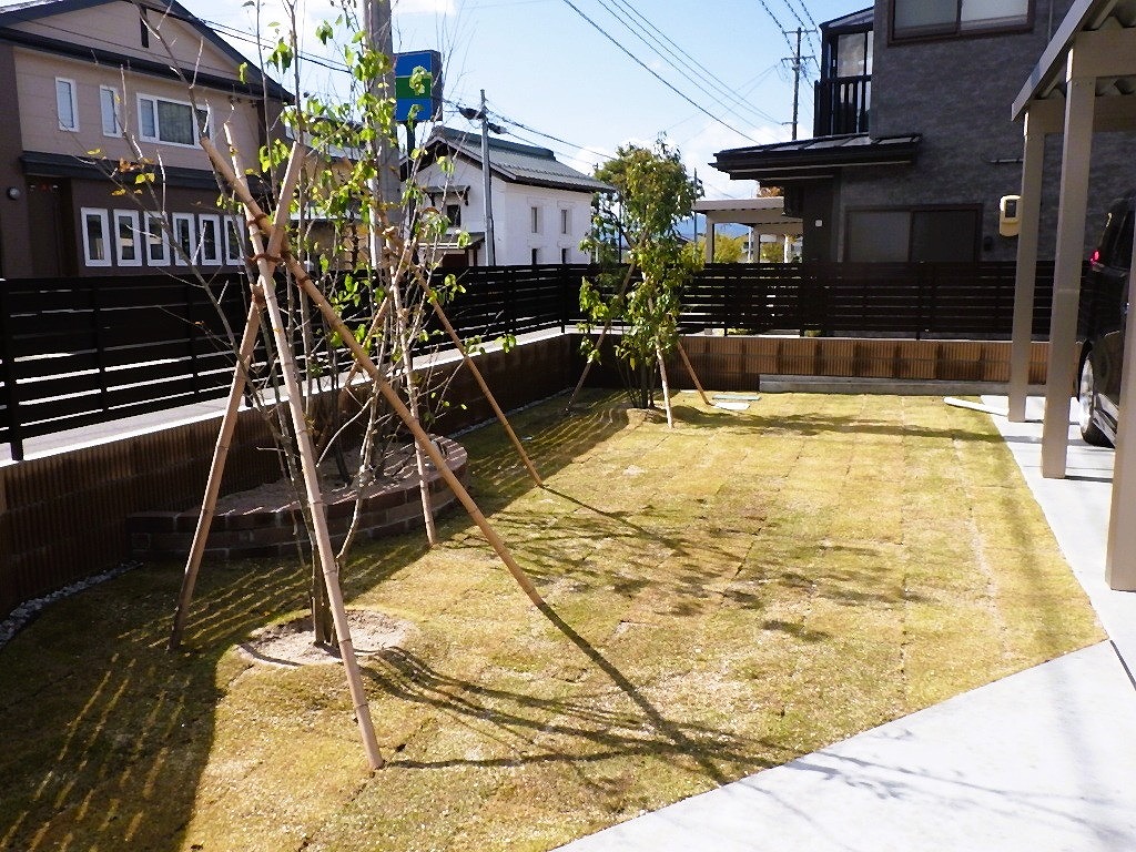 会津若松市　新築　外構工事　庭まわり　植栽　レンガ花壇　コウライ芝　照明